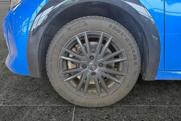 Blå Peugeot e-208 fra 2022