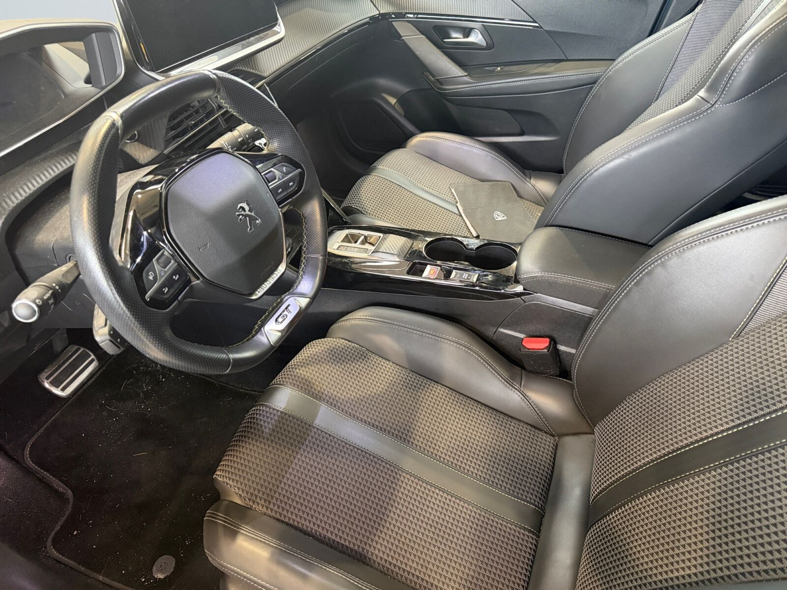 Blå Peugeot e-208 fra 2022