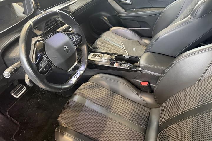 Blå Peugeot e-208 fra 2022