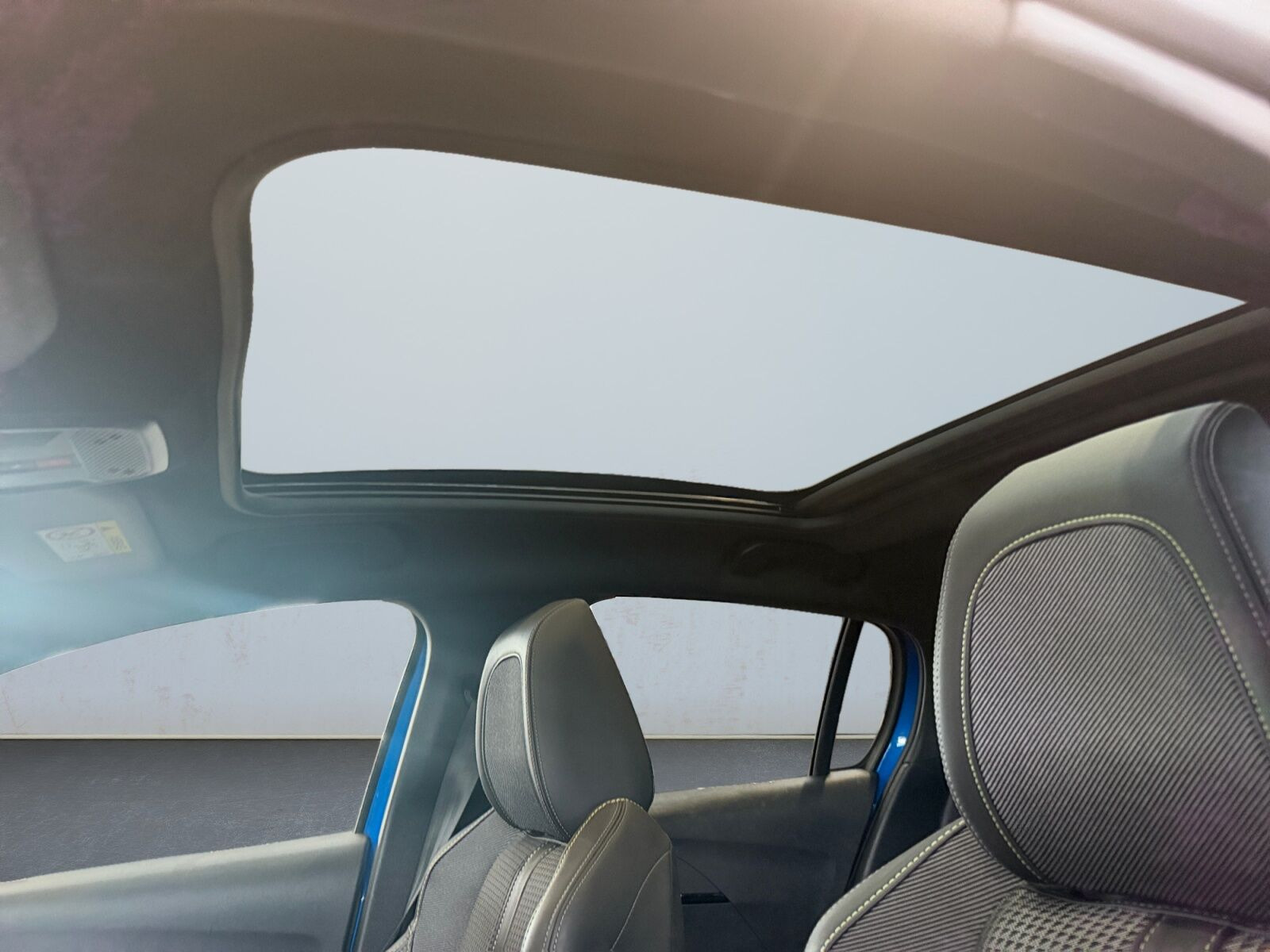 Blå Peugeot e-208 fra 2022