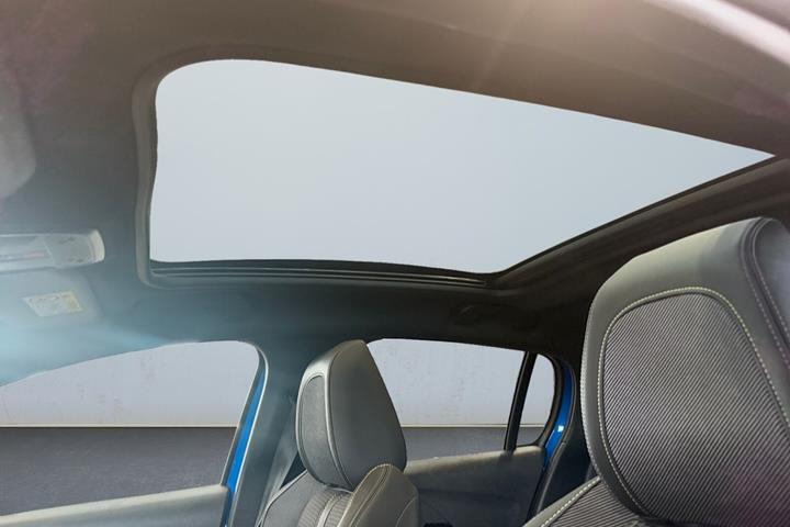 Blå Peugeot e-208 fra 2022