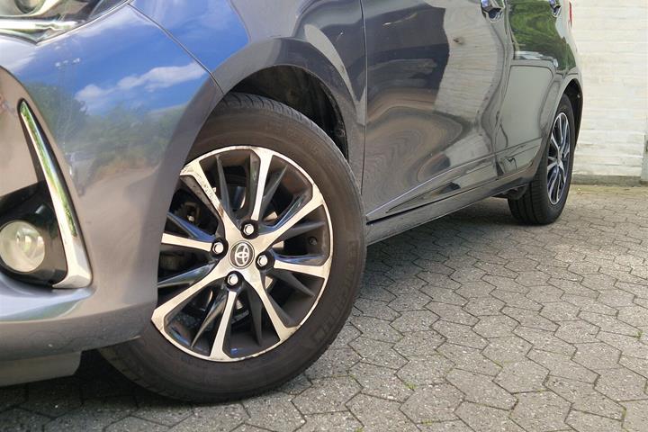 Sort Toyota Yaris fra 2020