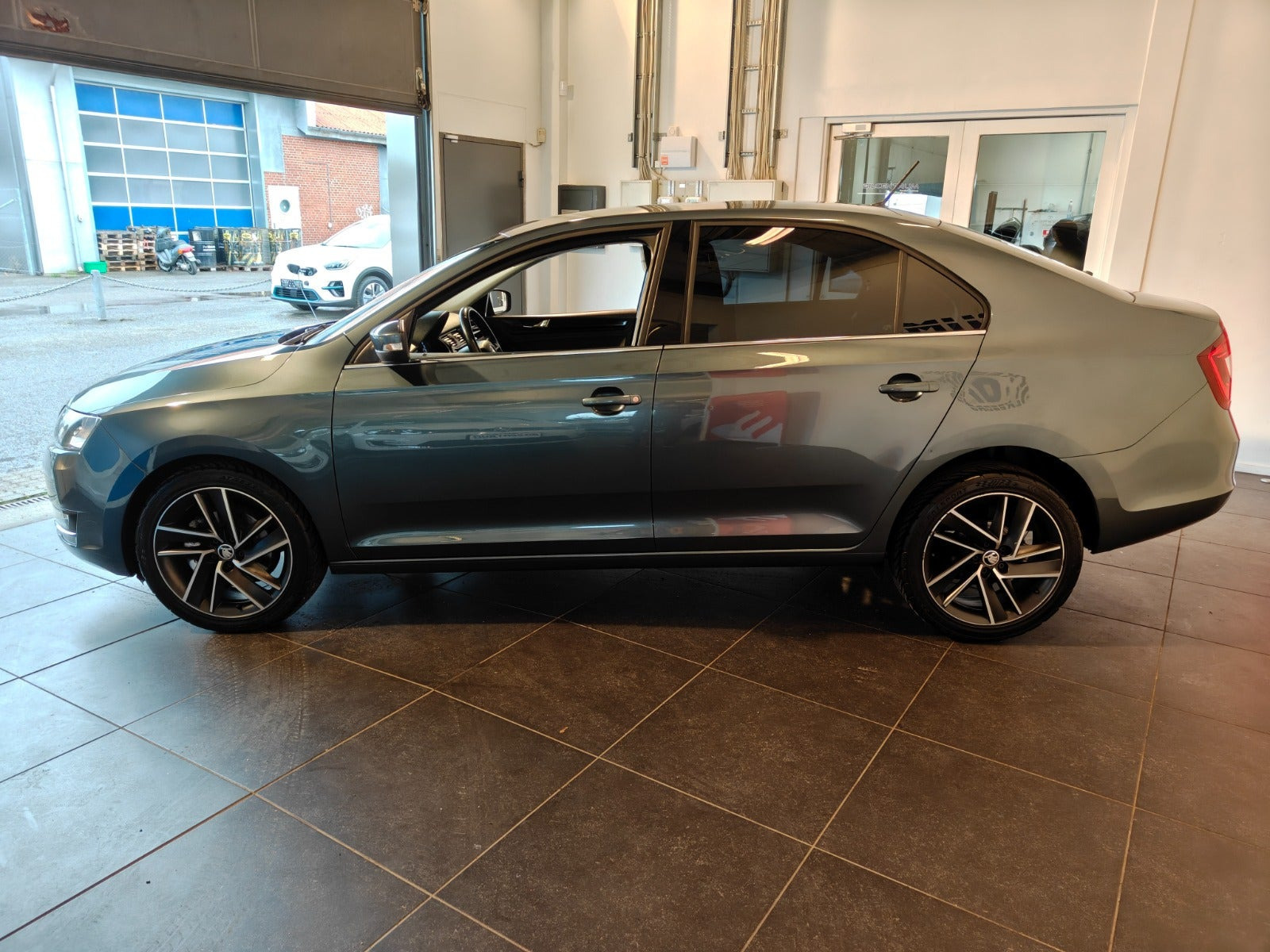 Grå Skoda Rapid fra 2019