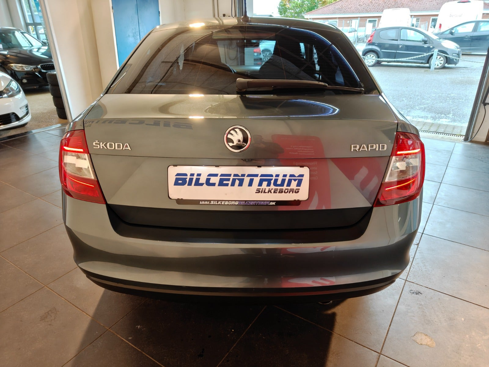 Grå Skoda Rapid fra 2019