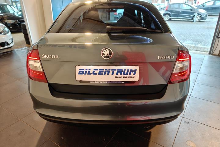 Grå Skoda Rapid fra 2019