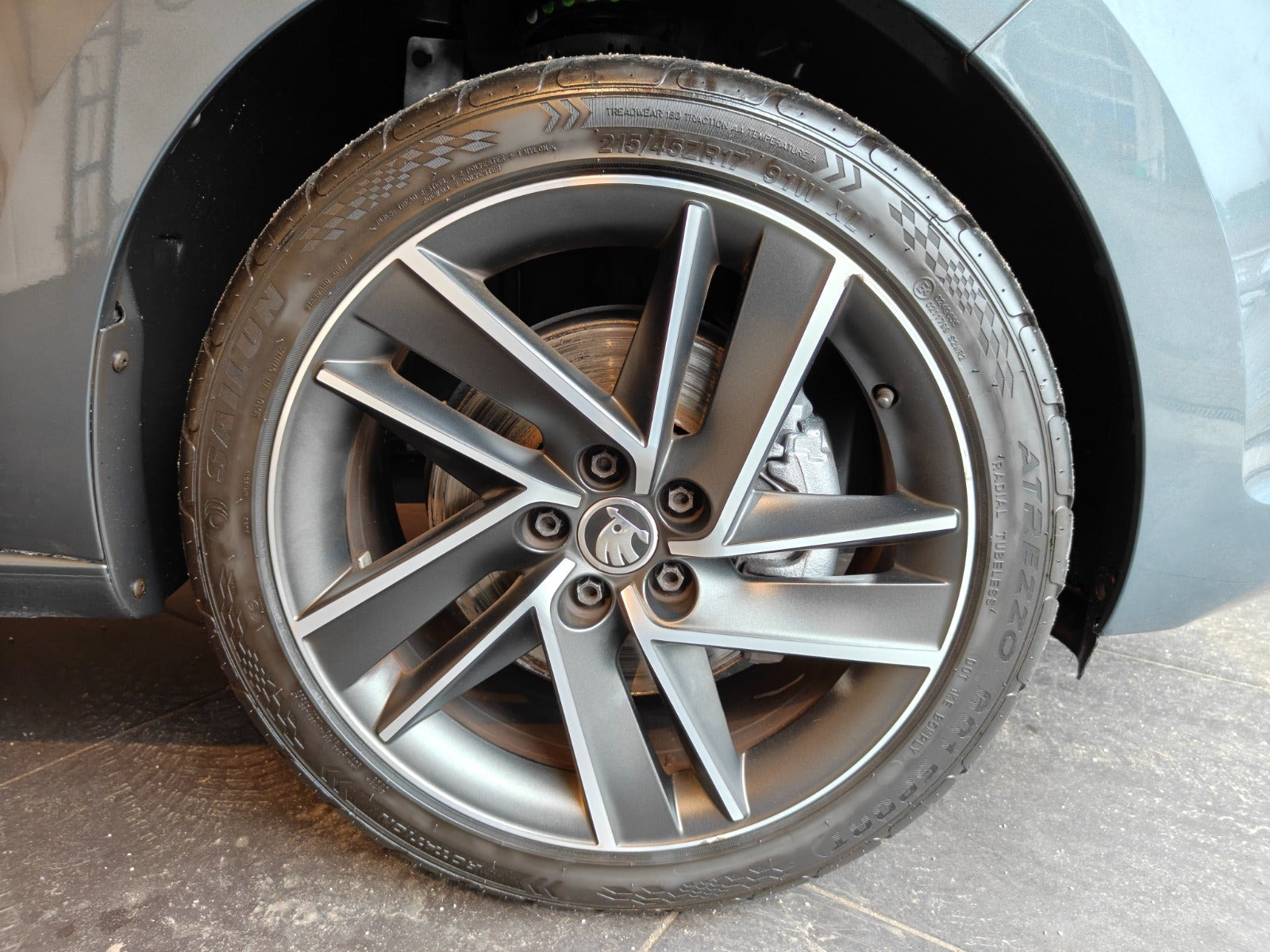 Grå Skoda Rapid fra 2019