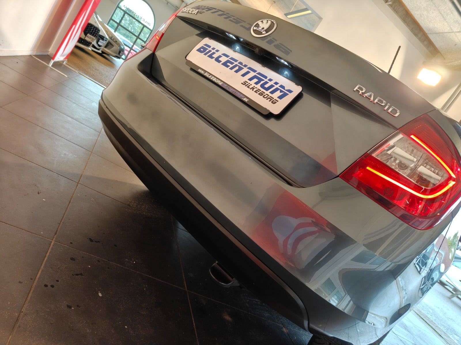 Grå Skoda Rapid fra 2019