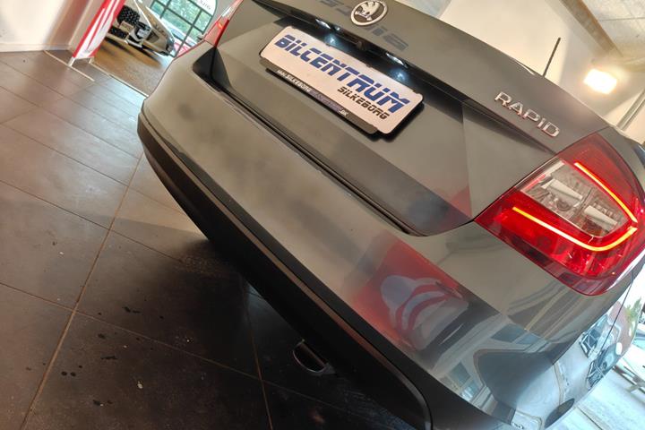 Grå Skoda Rapid fra 2019