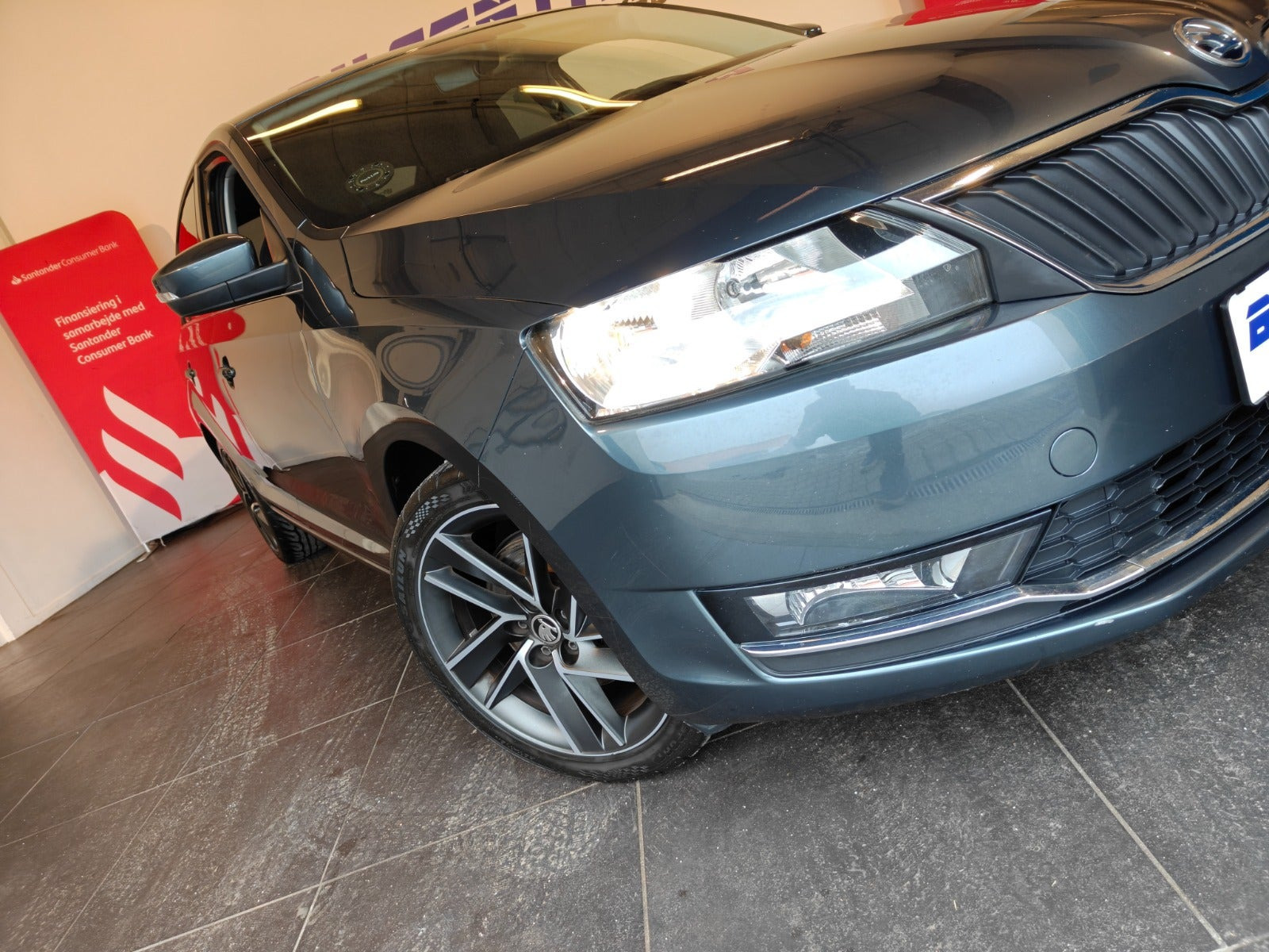 Grå Skoda Rapid fra 2019