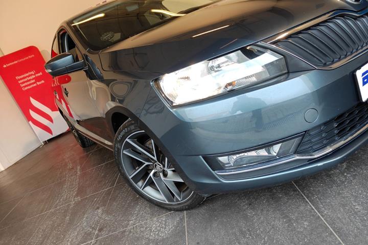 Grå Skoda Rapid fra 2019
