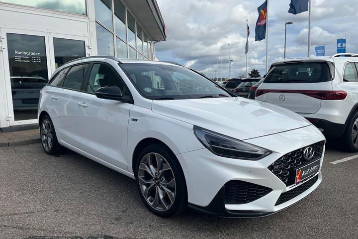 Hvid Hyundai i30 fra 2021 set udefra
