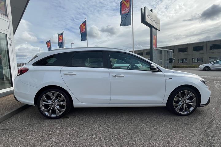 Hvid Hyundai i30 fra 2021