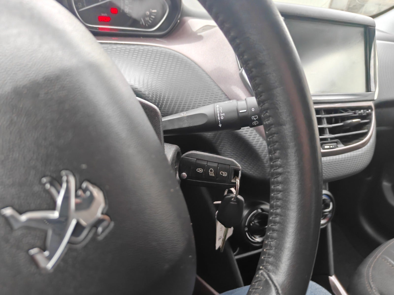 Gul Peugeot 2008 fra 2013