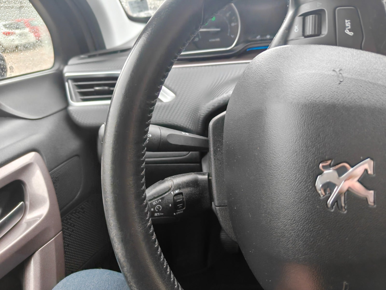 Gul Peugeot 2008 fra 2013
