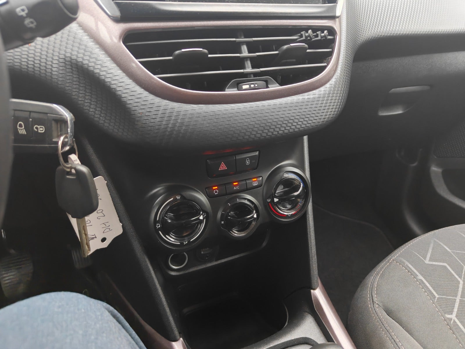 Gul Peugeot 2008 fra 2013