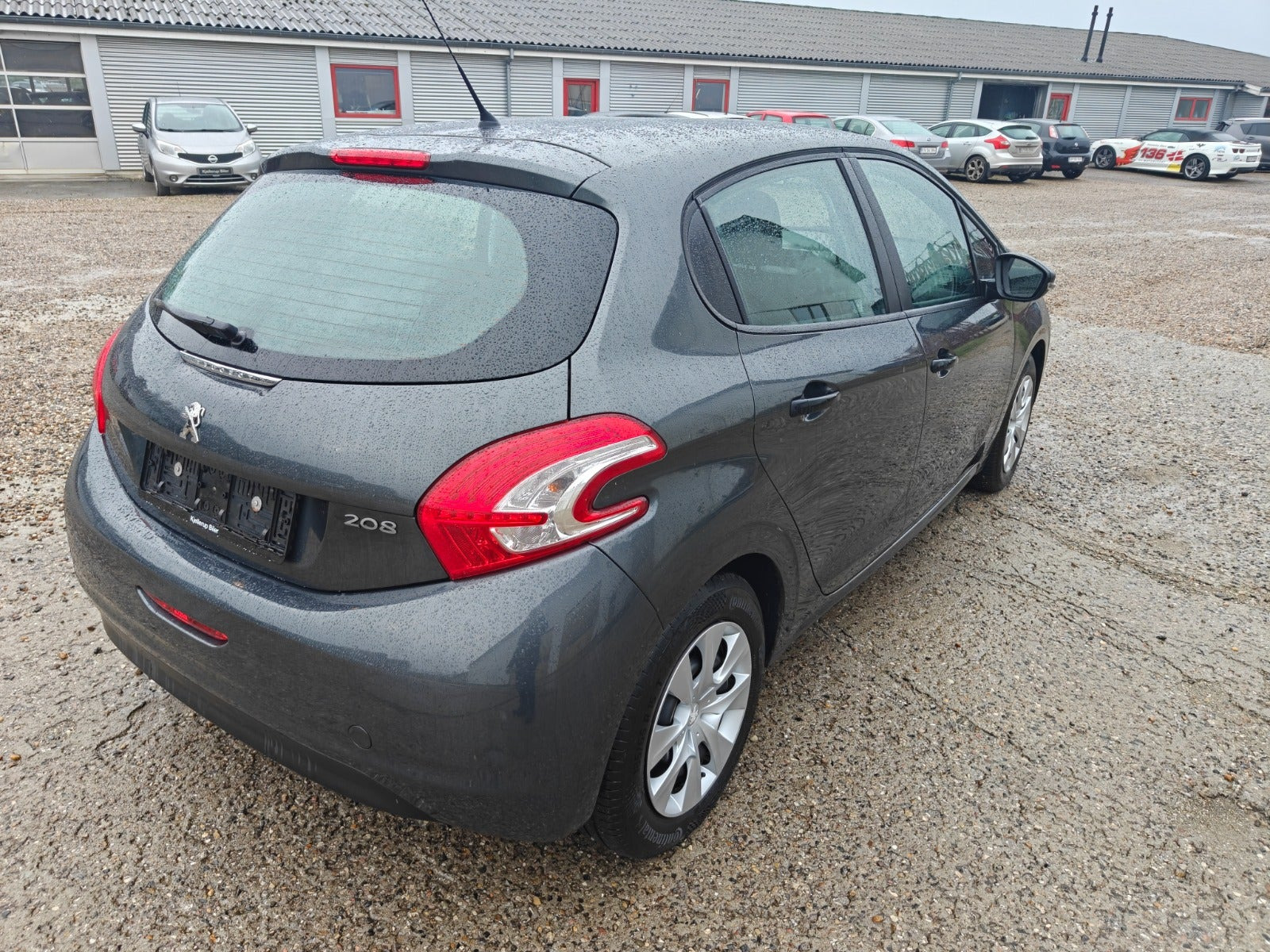Gul Peugeot 208 fra 2012