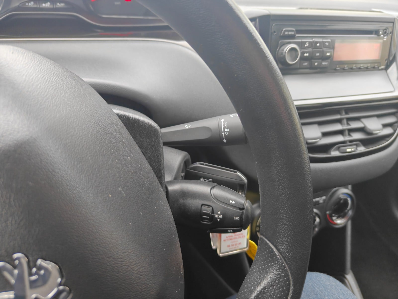 Gul Peugeot 208 fra 2012