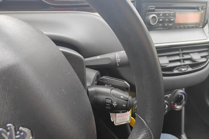 Gul Peugeot 208 fra 2012