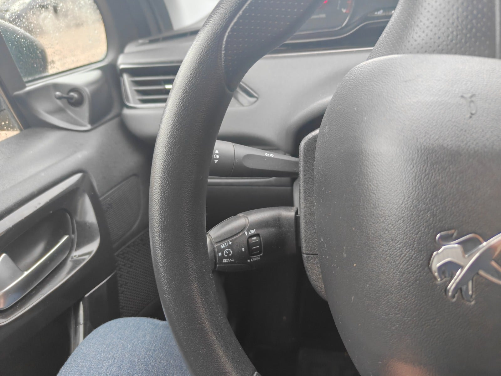 Gul Peugeot 208 fra 2012