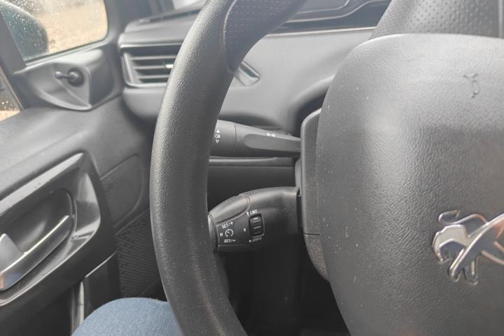 Gul Peugeot 208 fra 2012