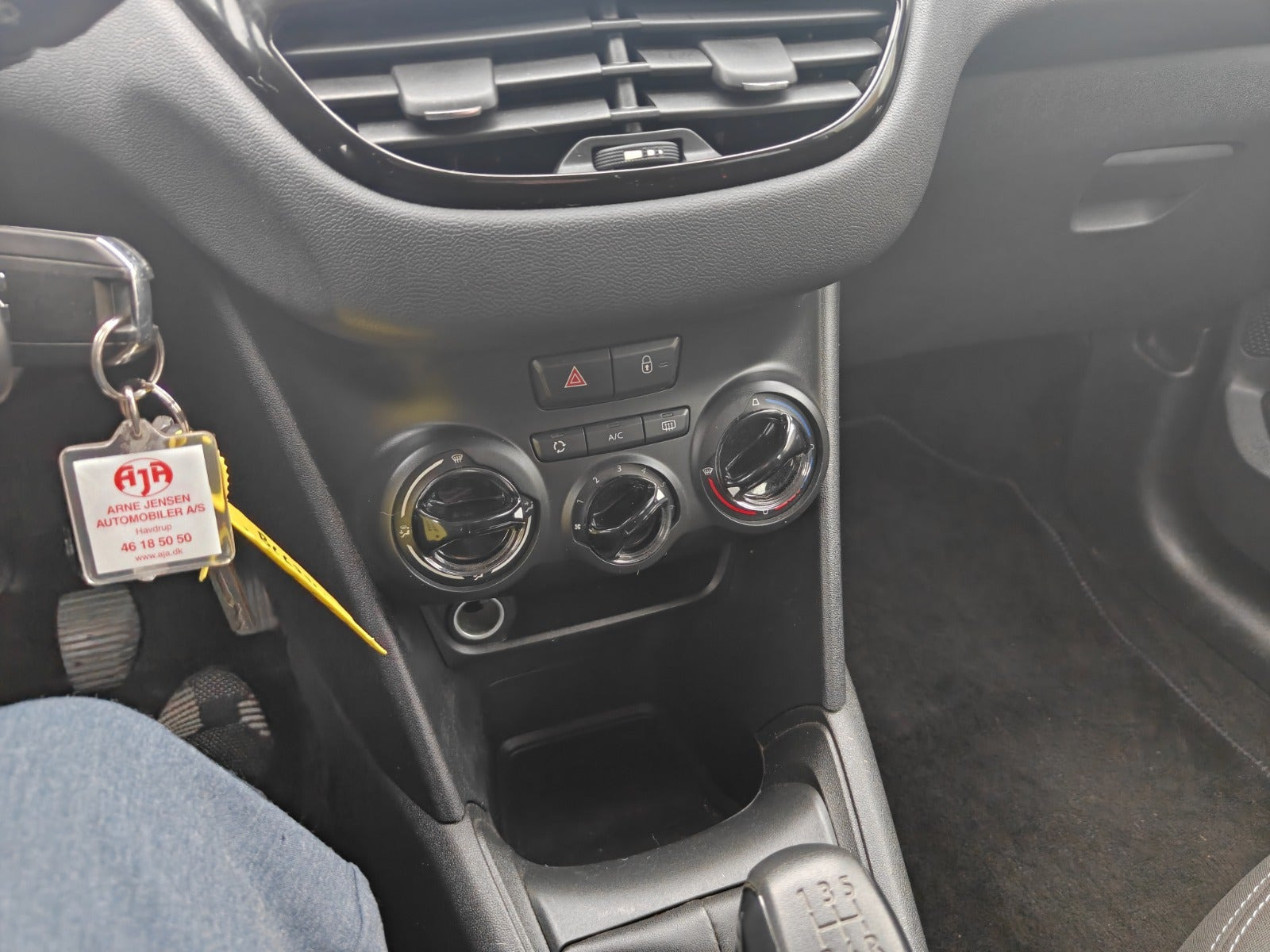Gul Peugeot 208 fra 2012