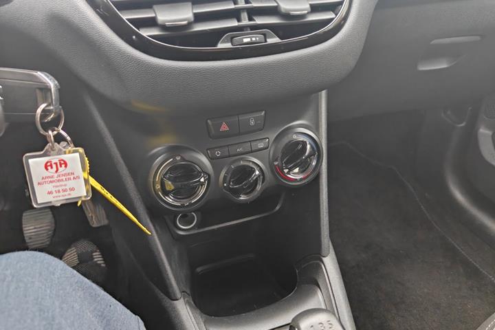Gul Peugeot 208 fra 2012