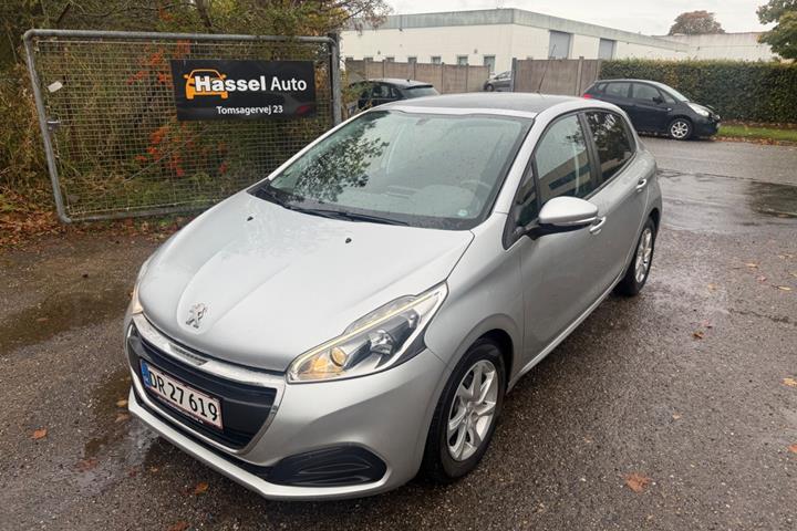 Grøn Peugeot 208 fra 2016 set udefra