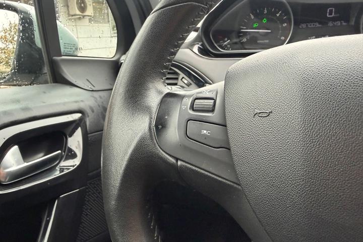 Grøn Peugeot 208 fra 2016