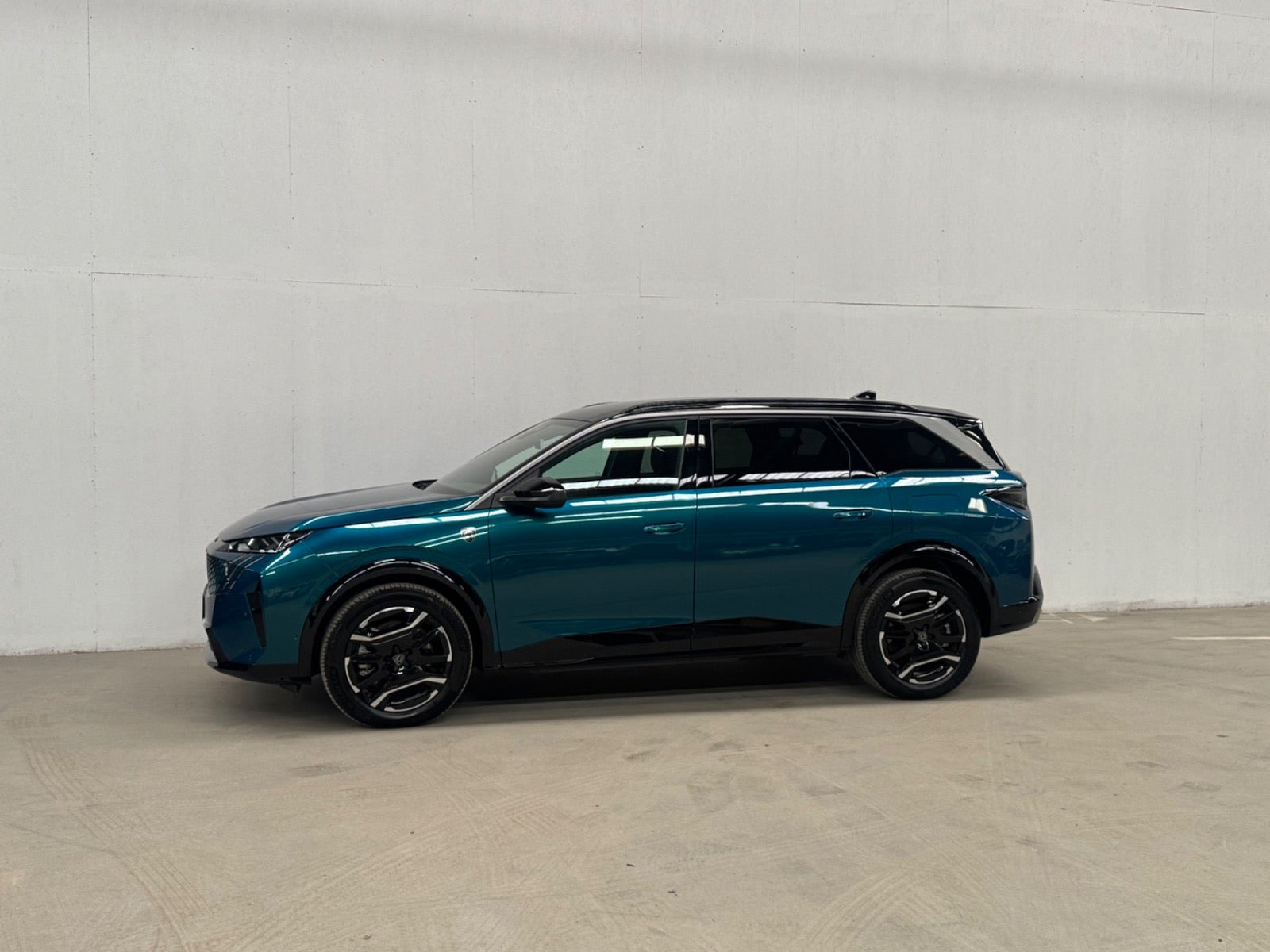 Blå Peugeot e-5008 fra 2025