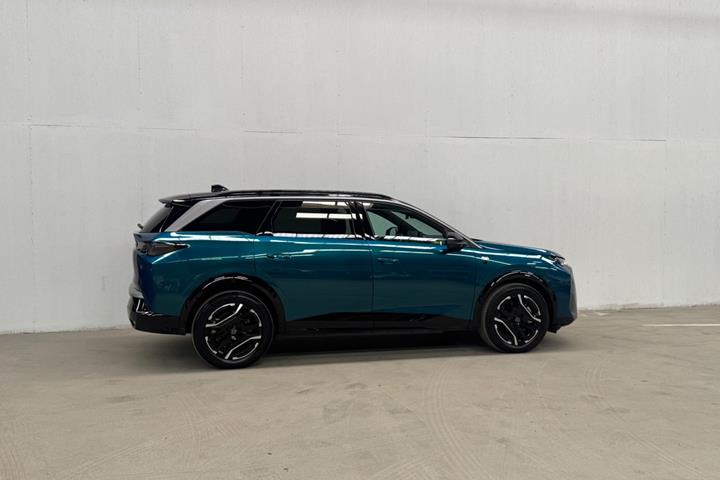 Blå Peugeot e-5008 fra 2025