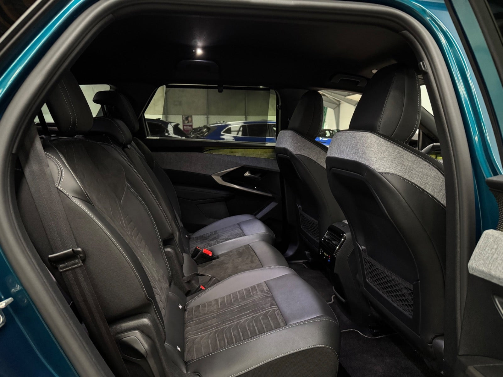 Blå Peugeot e-5008 fra 2025