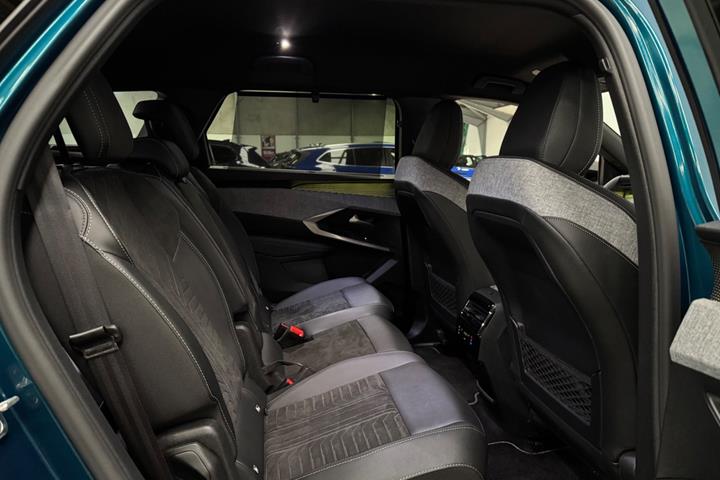 Blå Peugeot e-5008 fra 2025