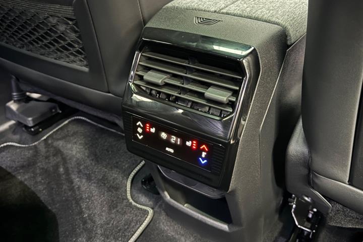 Blå Peugeot e-5008 fra 2025