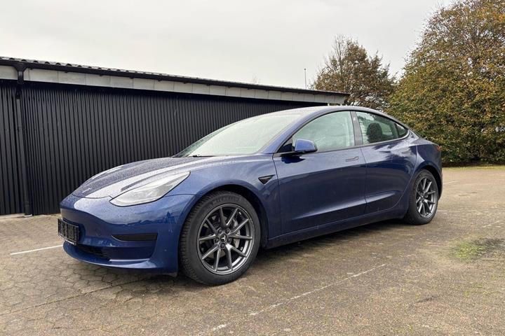 Blå Tesla Model 3 fra 2021