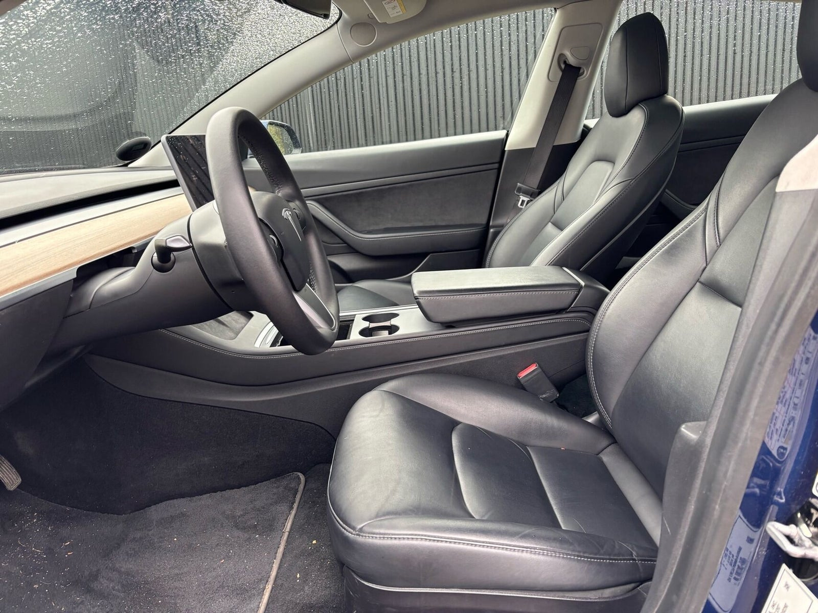 Blå Tesla Model 3 fra 2021