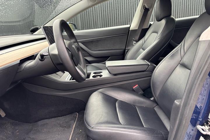 Blå Tesla Model 3 fra 2021