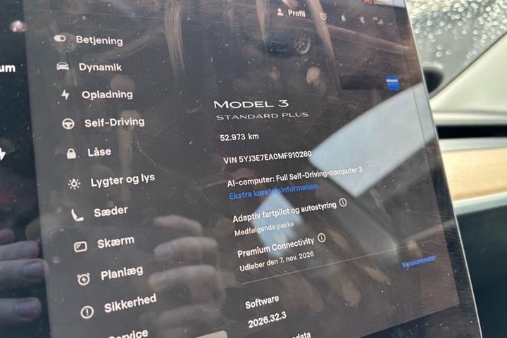 Blå Tesla Model 3 fra 2021