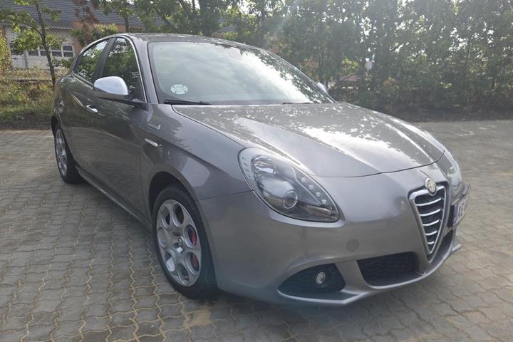 Grå Alfa Romeo Giulietta fra 2013