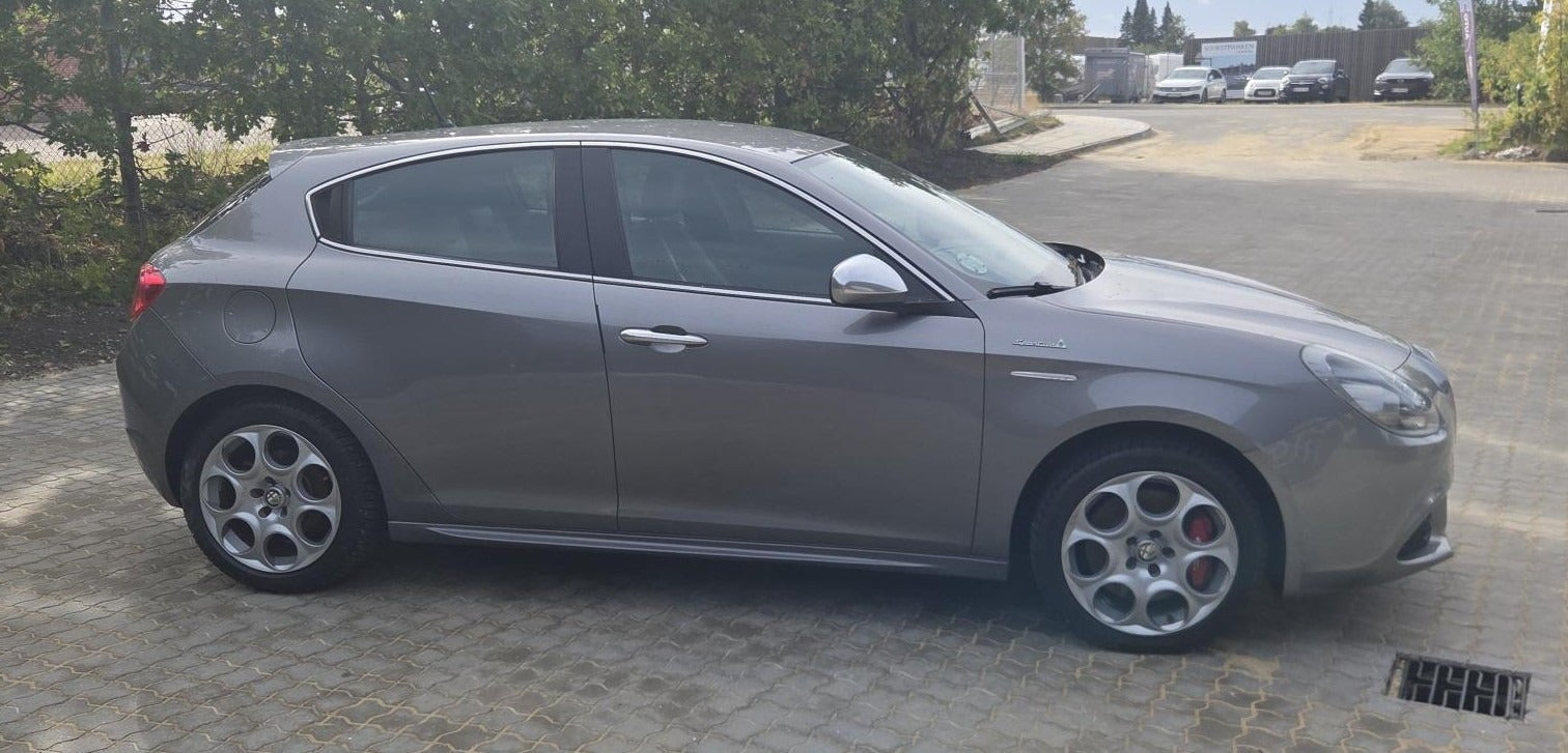 Grå Alfa Romeo Giulietta fra 2013