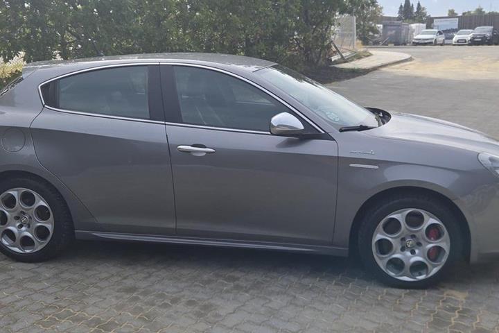 Grå Alfa Romeo Giulietta fra 2013