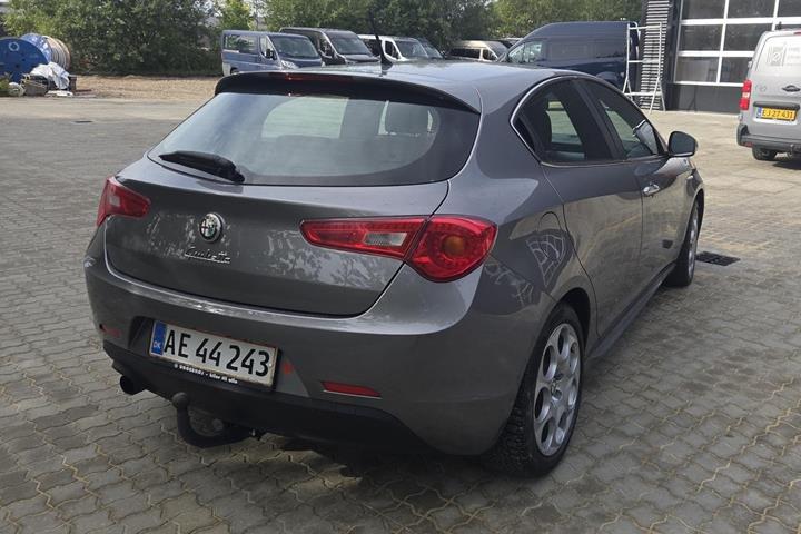 Grå Alfa Romeo Giulietta fra 2013
