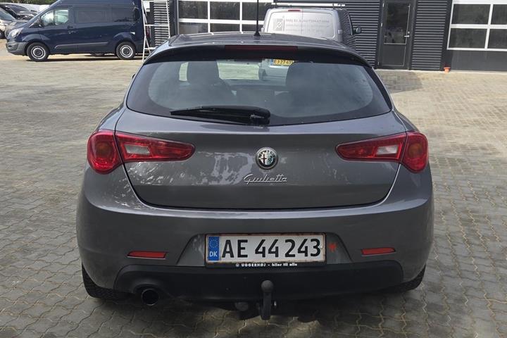 Grå Alfa Romeo Giulietta fra 2013