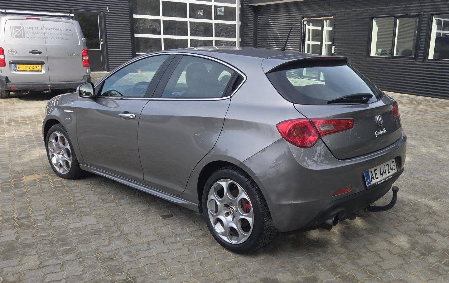 Grå Alfa Romeo Giulietta fra 2013