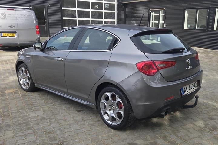Grå Alfa Romeo Giulietta fra 2013