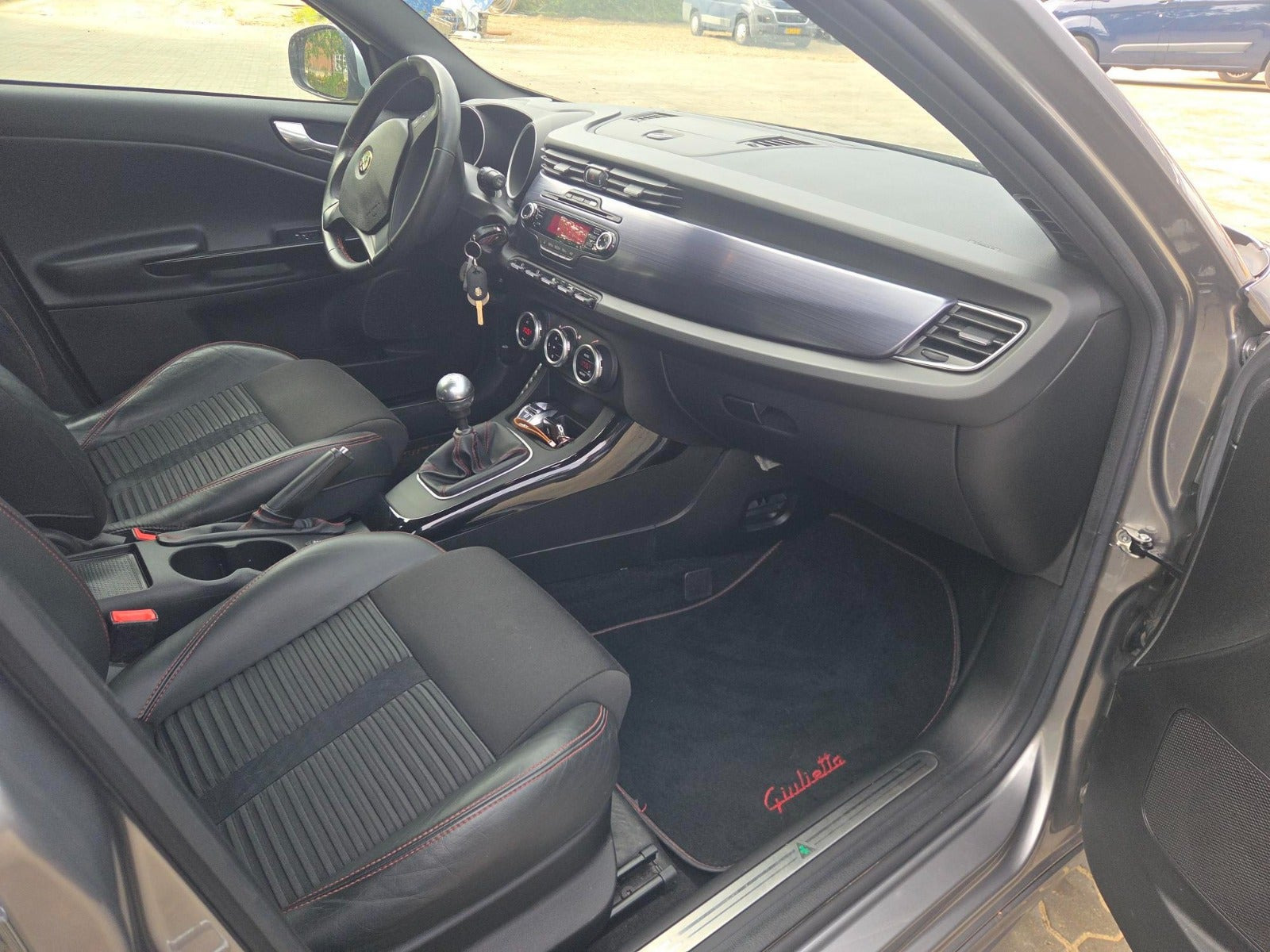 Grå Alfa Romeo Giulietta fra 2013