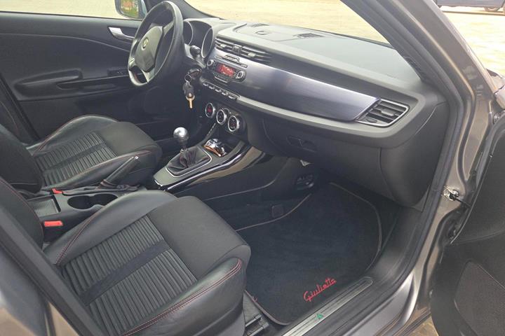 Grå Alfa Romeo Giulietta fra 2013