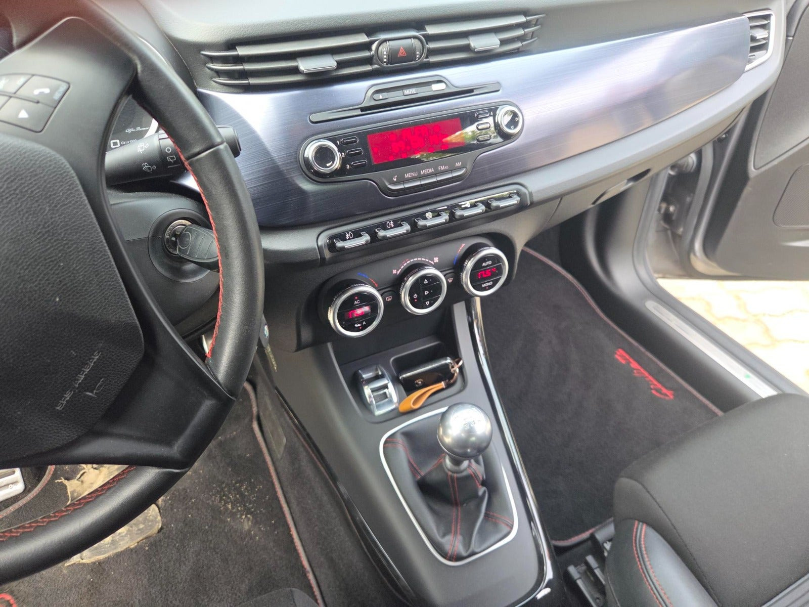 Grå Alfa Romeo Giulietta fra 2013