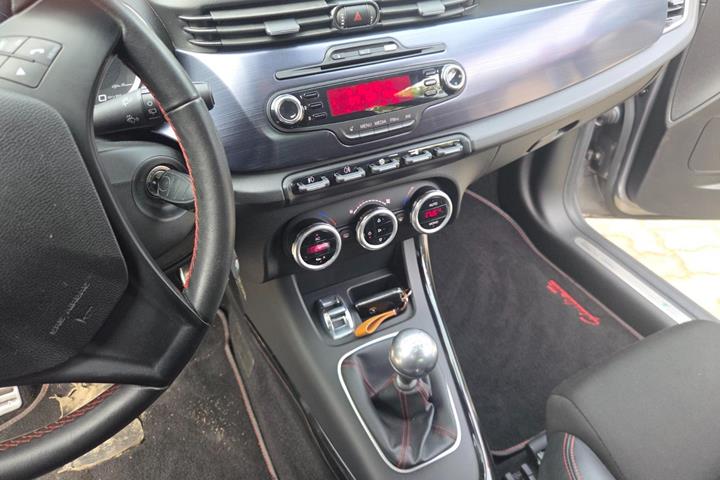 Grå Alfa Romeo Giulietta fra 2013