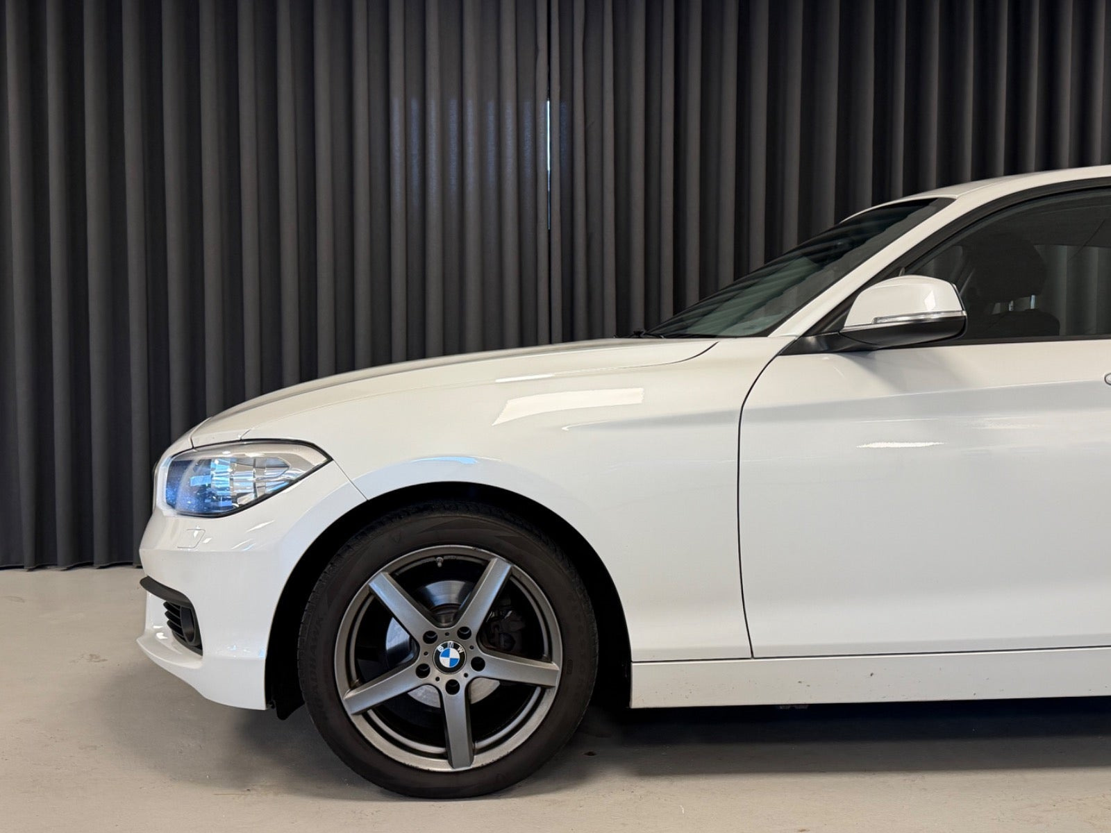 Hvid BMW 118d fra 2019