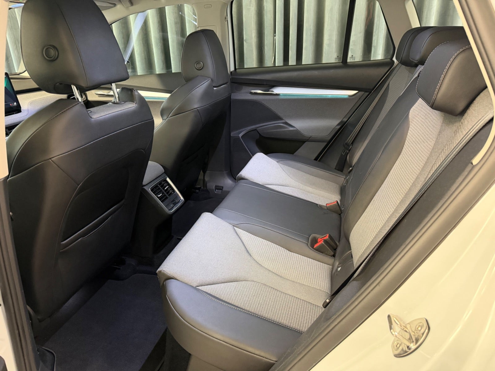 Hvid Skoda Enyaq fra 2021